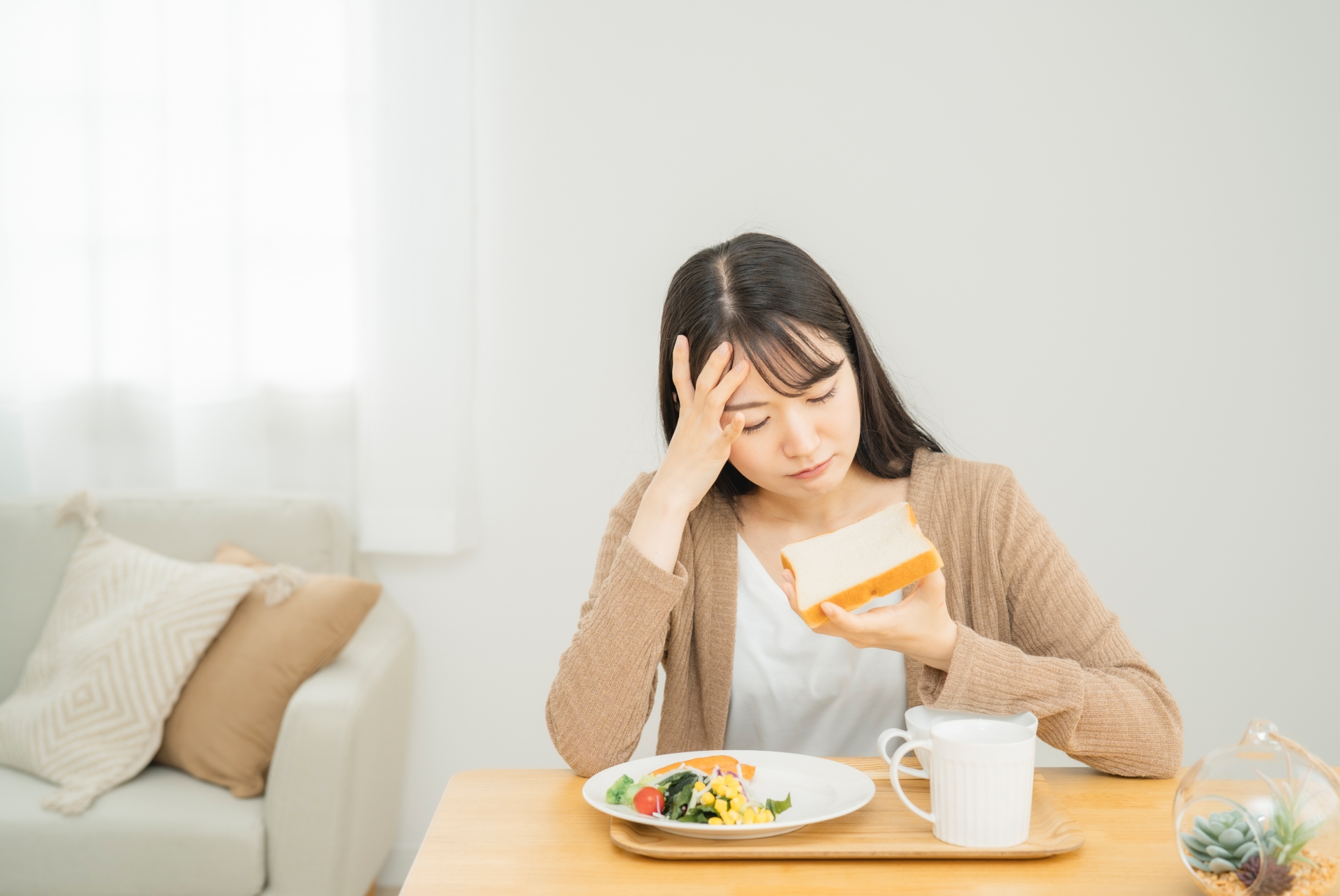 血糖値が気になり食事が楽しめない女性